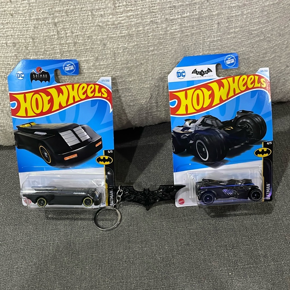 Batman Hot Wheels Arkham Knight Batmobile & Car and A Batman Batarang Keychain